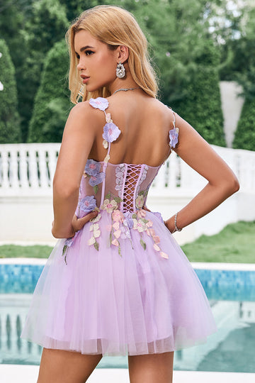 Elegante vestido de fiesta corto de tul con cuello halter y estampado floral en color morado con cordones en la espalda